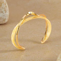 Pulsera abierta estructurado a capas