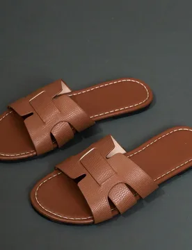 Sandalias planas tipo slide para mujer de textura premium marrón, elegantes y minimalistas con tira en H, punta redonda y delicada costura artesanal, - Shein - FashionsVida