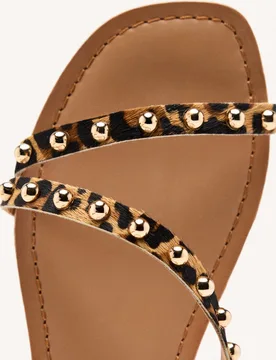 Sandalias planas de mujer de piel con tachas y estampado animal - Gioseppo - FashionsVida