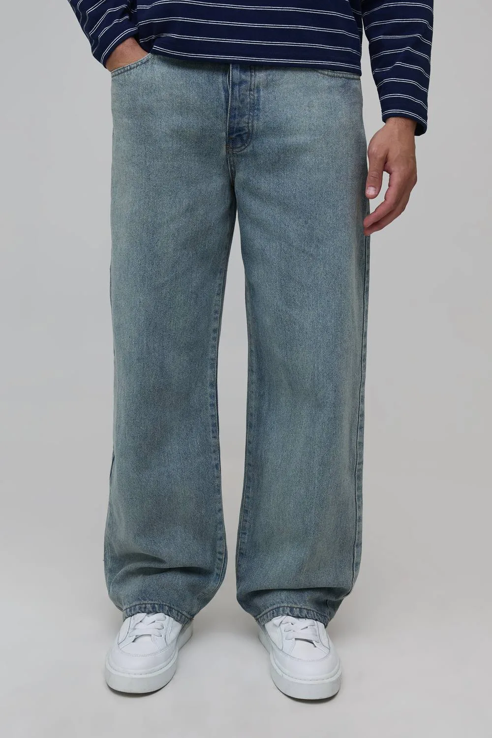 Herren Basic Jeans Hosen In Entspannter Passform Stonewash Größe 32S - boohooMAN - FashionsVida