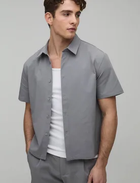 Herren Regular Fit Technisches Kurzarmhemd Grey Größe Small - boohooMAN - FashionsVida