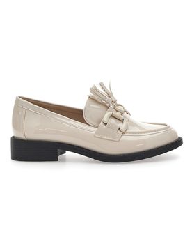 Mocassini beige effetto lucido con nappine 50884681 41