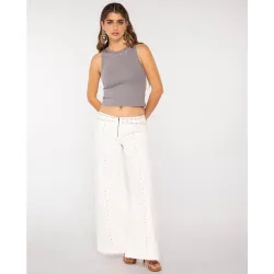 Pantalón vaquero ancho de tiro medio con tachuelas de mujer