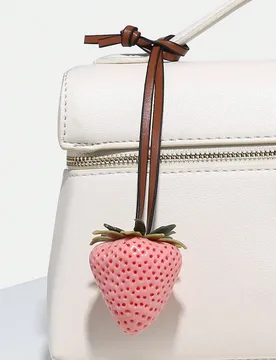 Pieza Encanto hecho a mano de fresa Novachic, color rosa, adecuado para vacaciones de verano, playa, accesorio (solo el encanto, sin bolsa) - Shein - FashionsVida