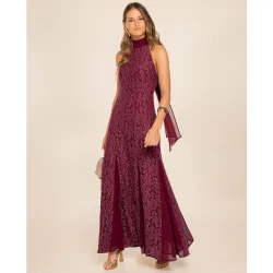 Vestido largo de encaje con cuello halter