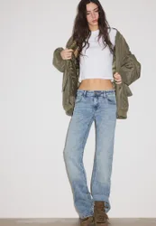 Schlagjeans mit tiefem Bund MITTELBLAUER DENIM-WASHED-LOOK 32