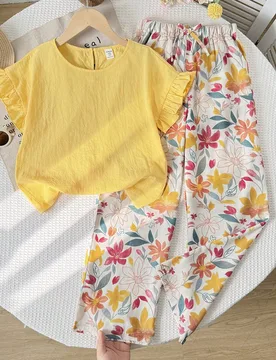Conjunto informal de niña preadolescente con camiseta de manga de vuelo de unicolor tejida y pantalones con estampado floral diminuto - Shein - FashionsVida