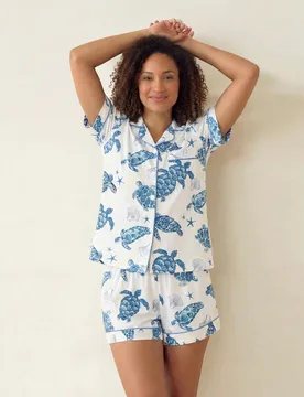Set de 2 piezas Pijama de mujer con tema de océano y estampado de tortuga marina, blusa de manga corta con cuello y pantalón corto de cintura elást - Shein - FashionsVida