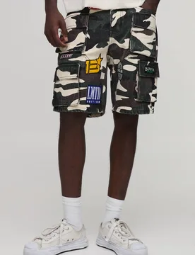 Herren Tarnmuster Mehrfach-Abzeichen Cargo Denim Shorts Camo Größe 44R - boohooMAN - FashionsVida