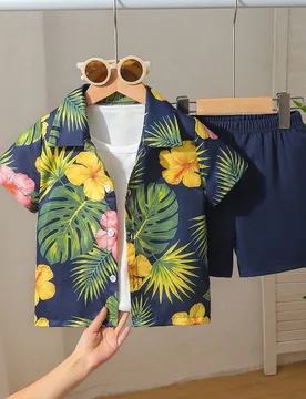 Conjunto de 2 piezas de camisa de manga corta y pantalones cortos de tela tejida con estampado tropical suave para niño pequeño, adecuado para uso c - Shein - FashionsVida