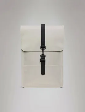 Zaino Backpack Mini gesso in tessuto tecnico impermeabile effetto gommato con patta - Rains - FashionsVida