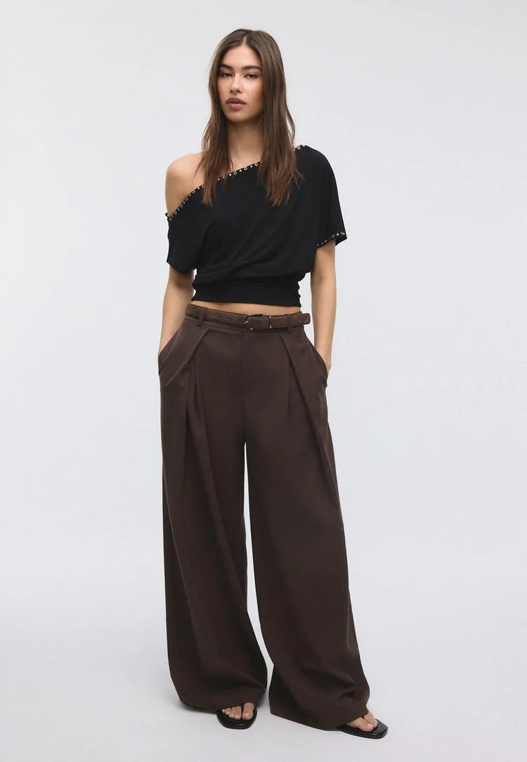 Hose mit Maxifalten und Gürtel Braun 42 - Stradivarius - FashionsVida