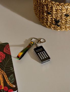 Portachiavi con calcolatrice e labirinto sul retro - nero