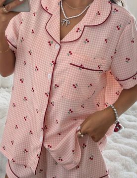 Conjunto de pijama para mujer con camisa de manga corta de cuello con estampado de cereza a cuadros rosas y pantalones cortos