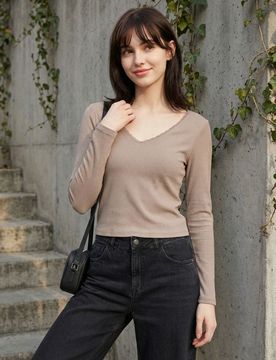 Blusa a maniche lunghe con pizzo sul décolleté - caffè