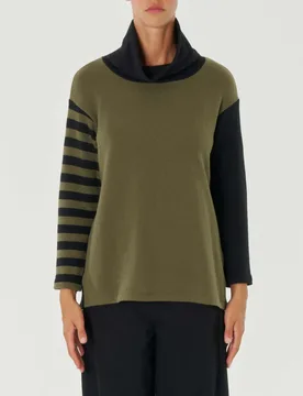 Maglia verde e nera in cotone stretch color-block con manica a righe e collo a ciambella - Jurerê - FashionsVida
