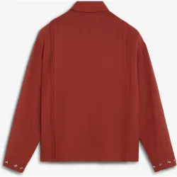 Camisa de mujer con pliegues y apliques decorativos