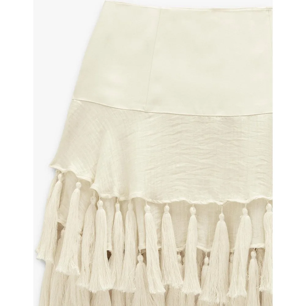 Falda corta con bajo de volantes y borlas - Parfois - FashionsVida