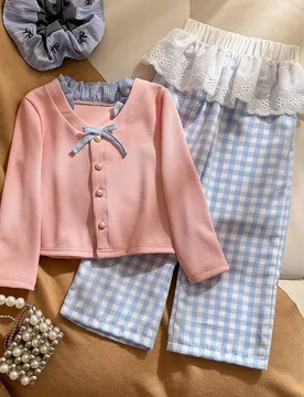 Conjunto de 2 piezas para niña pequeña con cárdigan de manga larga acanalado con cuello con volantes, lazo decorativo y corazón, y pantalones rect - Shein - FashionsVida