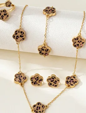 Piezas Collar colgante, pulsera, anillo y aretes con diseño de estampado de leopardo y trébol, adecuado para uso diario de mujeres - Shein - FashionsVida
