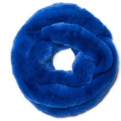 Bufanda infinita de pelo de rex tricotado en color azul