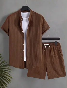 Conjunto de camisa de manga corta y pantalones cortos de unicolor para hombre de talla grande para la playa - Shein - FashionsVida