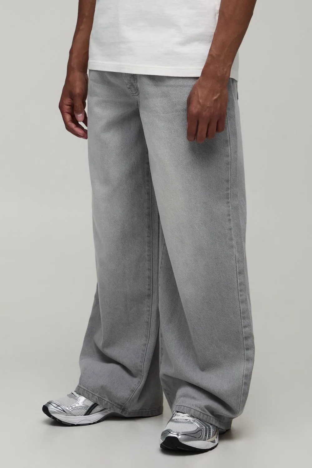 Herren Basic Baggy-Fit Jeans Hosen Grey Größe 38L - boohooMAN - FashionsVida