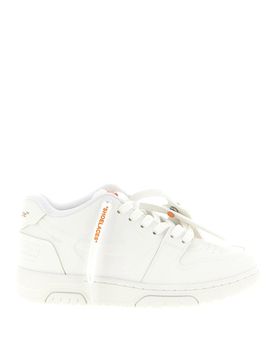 Sneakers modellate fuori ufficio