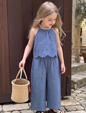 Conjunto de top con cuello halter y pantalones con diseño hueco quemado de moda para niñas jóvenes, adecuado para niñas, con escote sin espalda y - Shein - FashionsVida