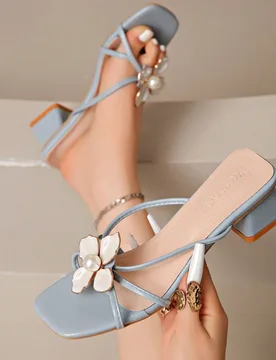 Sandalias de tacón grueso con flor de perlas falsas y correa, nuevas para el verano 2025, de tacón medio versátil y abierto de dedo para mujer, tac - Shein - FashionsVida