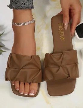 Sandalias casuales y versátiles para exteriores y playa con tira plisada y punta cuadrada para mujer, pantuflas planas de unicolor - Shein - FashionsVida
