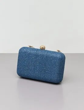 Clutch rigida color avio in raffia a motivo a rete con chiusura a scatto a sfera lavorata e tracolla catena in resina - Anna Cecere - FashionsVida