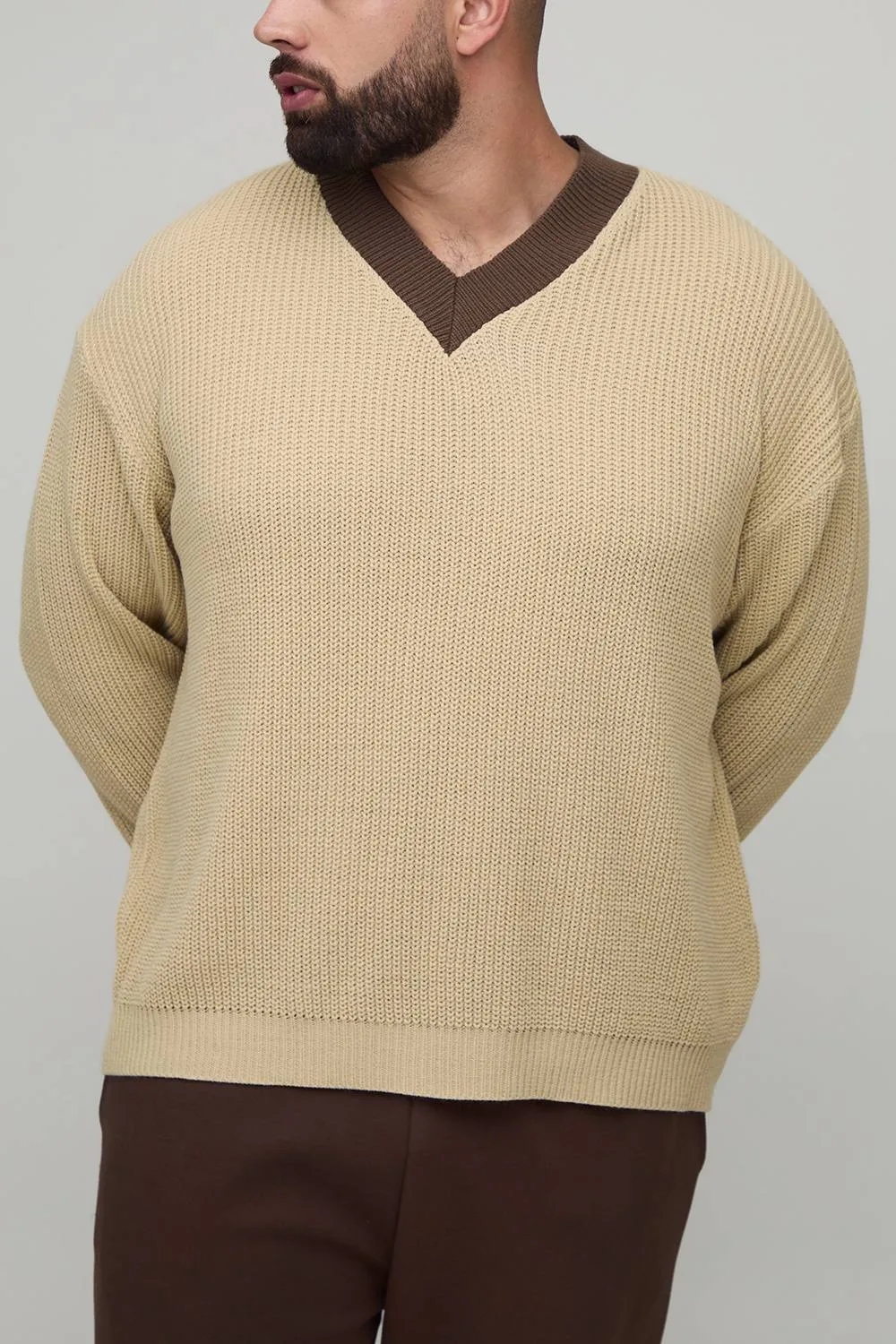 Herren Plus Oversized Strickpullover mit Kontrastierendem V-Ausschnitt Ecru Größe 3XL - boohooMAN - FashionsVida