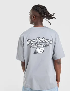 Mens Script Back Graphic T-Shirt - Grigio, grigio grigio Uomo taglia M - New Balance - FashionsVida