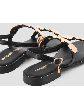 Sandalias planas de mujer con tiras decoradas y cierre de hebilla - Blogger - FashionsVida