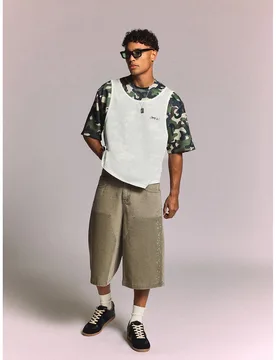 Camiseta de ajuste cuadrado con estampado de camuflaje y capa de malla de red de manga corta y cuello redondo - Shein - FashionsVida