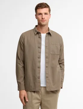 Sobre camisa de hombre lisa y bolsillo en lado izquierdo - Barbour - FashionsVida