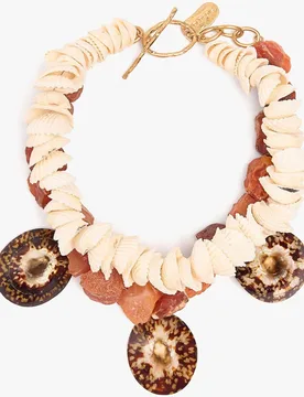 Collar corto de conchas unidas y abalorios - Parfois - FashionsVida