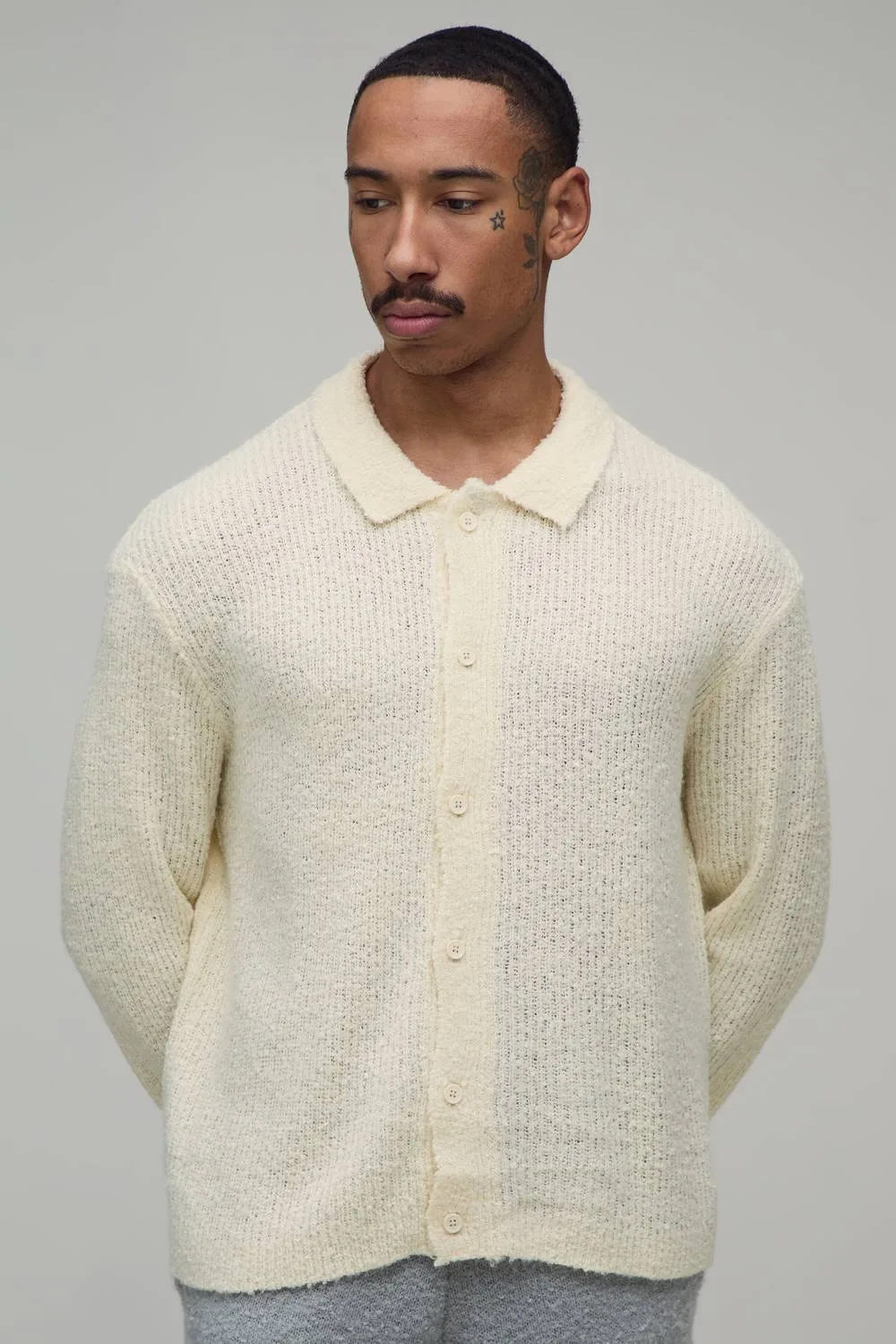 Herren Boxy Fit Gebürstetes Strickhemd Ecru Größe Medium - boohooMAN - FashionsVida