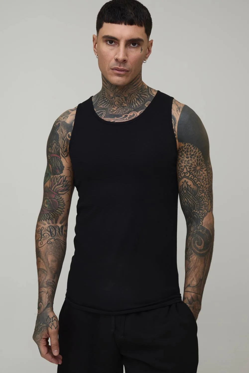 Herren Tall Basic Regular Fit Geripptes Unterhemd Black Größe Small - boohooMAN - FashionsVida