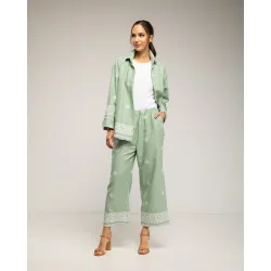 Conjunto de mujer de camisa y pantalon bordado