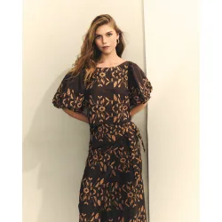 Blusa de mujer bordada con manga abullonada