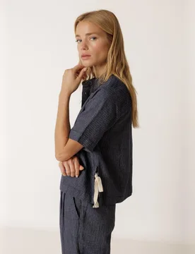 Indi & Cold - Blusa de mujer cuello camisero manga corta - Indi & Cold - FashionsVida