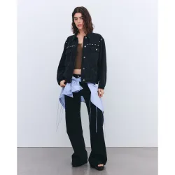 Vaquero de mujer con estampado de tachas