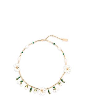 La collana con margherita radicata con fiori