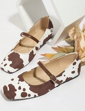 Zapatos tipo Mary Jane con estampado de vaca para mujeres, zapatos planos de punta cuadrada y corte casual con tira, estilo de verano para exteriores - Shein - FashionsVida