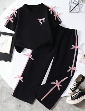 Conjunto de top de manga corta con cuello redondo y pantalones con estampado de moños y decoración de moños para niñas jóvenes - Shein - FashionsVida