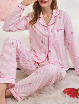 Set de 2 piezas de pijama de mujer con rayas y estampado de moño, con top con cuello y pantalones con moño, ropa de otoño/invierno - Shein - FashionsVida