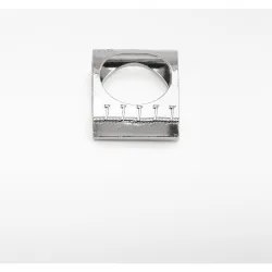 Anillo cuadrado con relieve