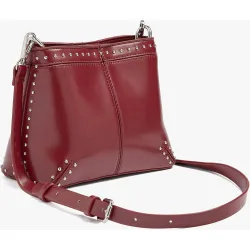 Bolso de hombro estilo bombonera con detalle de tachuelas y cierre imantado en liso